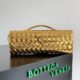 BOTTECA VENETA uses exquisite craftsmanship intreccio weaving imported lacquered cowhide leather eve