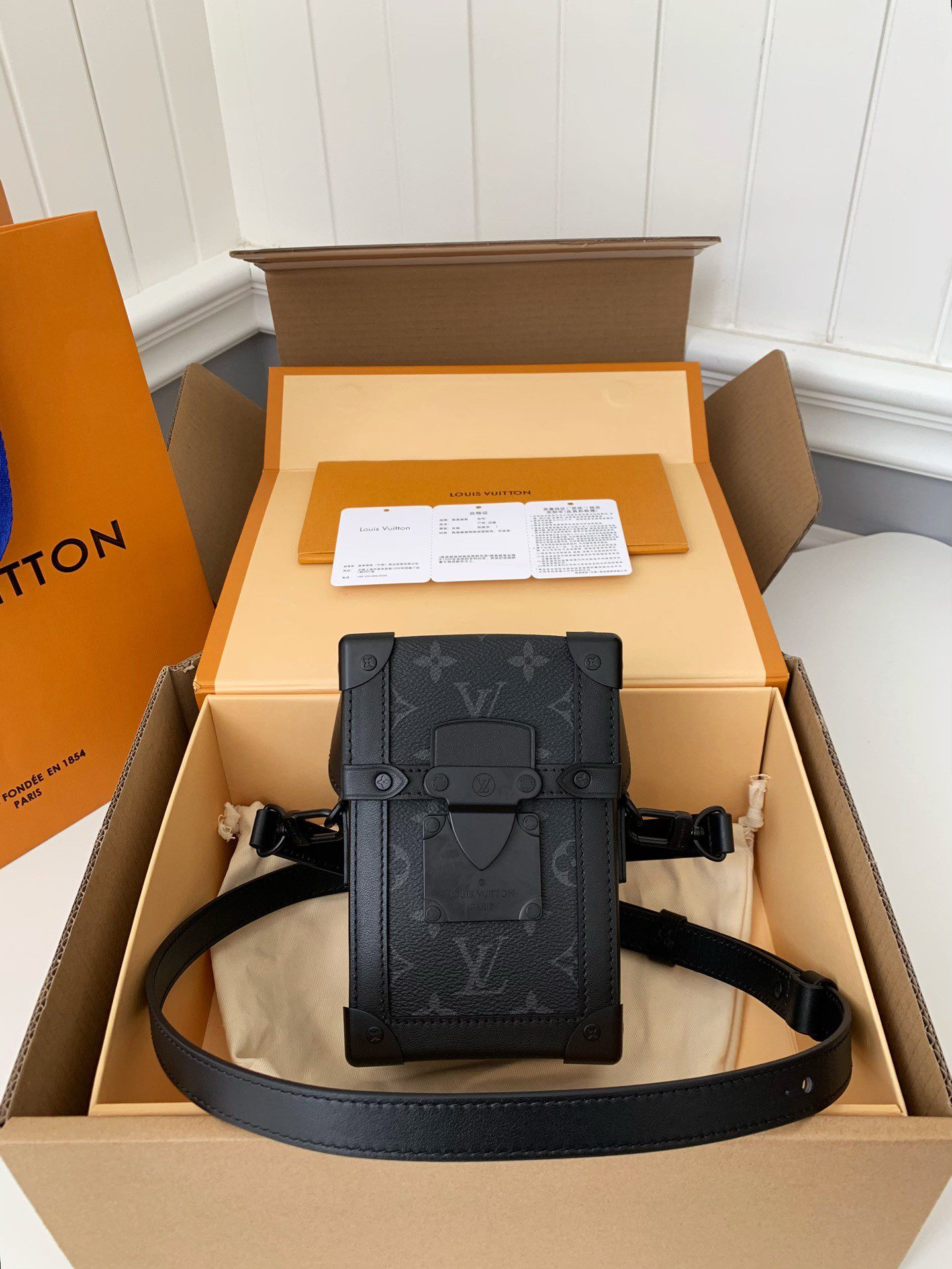 20230309110244167837416442333.jpg Louis Vuitton Portafoglio indossabile Vertical Trunk M82077 Size: 10.7*17.5*6.8cm - Image 1