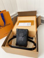 Louis Vuitton Portafoglio indossabile Vertical Trunk M82077 Size: 10.7*17.5*6.8cm - Image 2