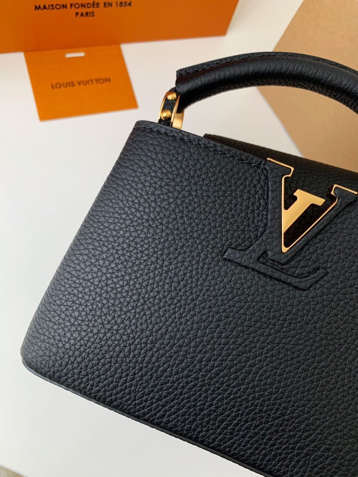 LOUIS VUITTON Capucines mini frame M5607 Size: 1*14*8cm - Image 3