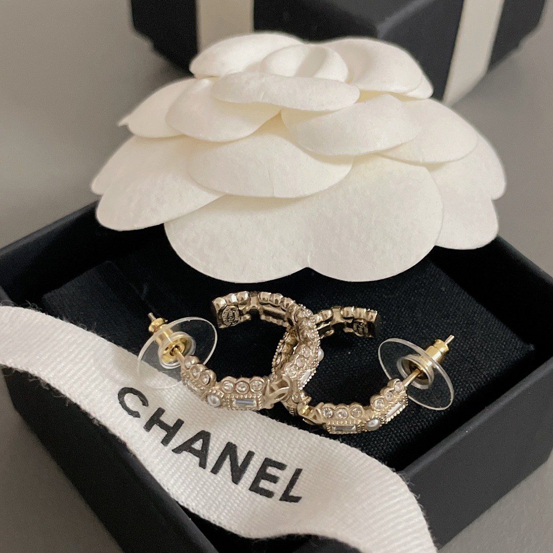 20230330030133168015969374545.jpg Chanel curved drill earrings - Image 1