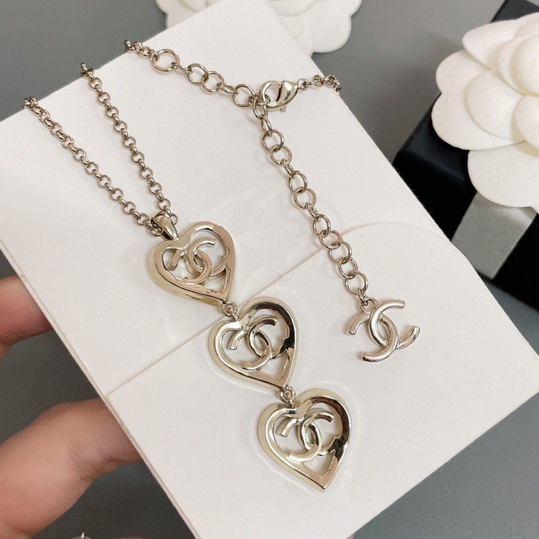 20230330052723168016844314864.jpg Chanel three heart necklace - Image 1