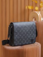 LOUIS VUITTON Bag - Image 2