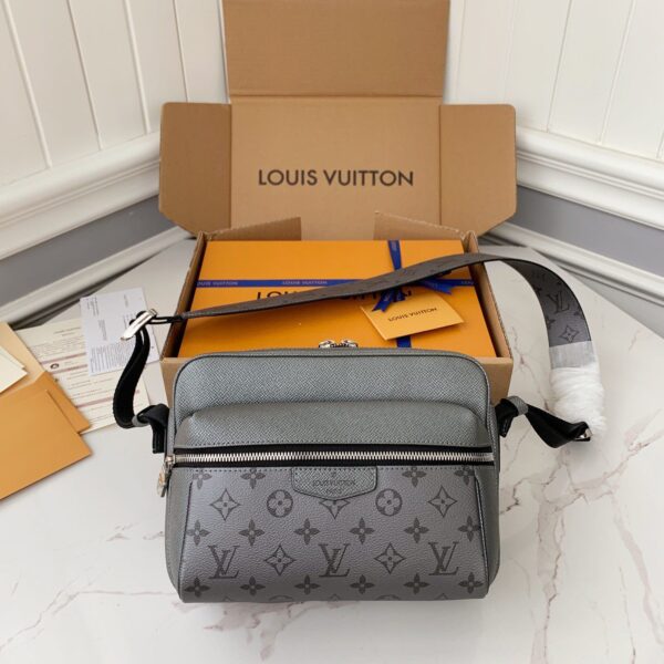 Louis Vuitton OUTDOOR Men's Messenger bag M30830, * * 10.5cm
