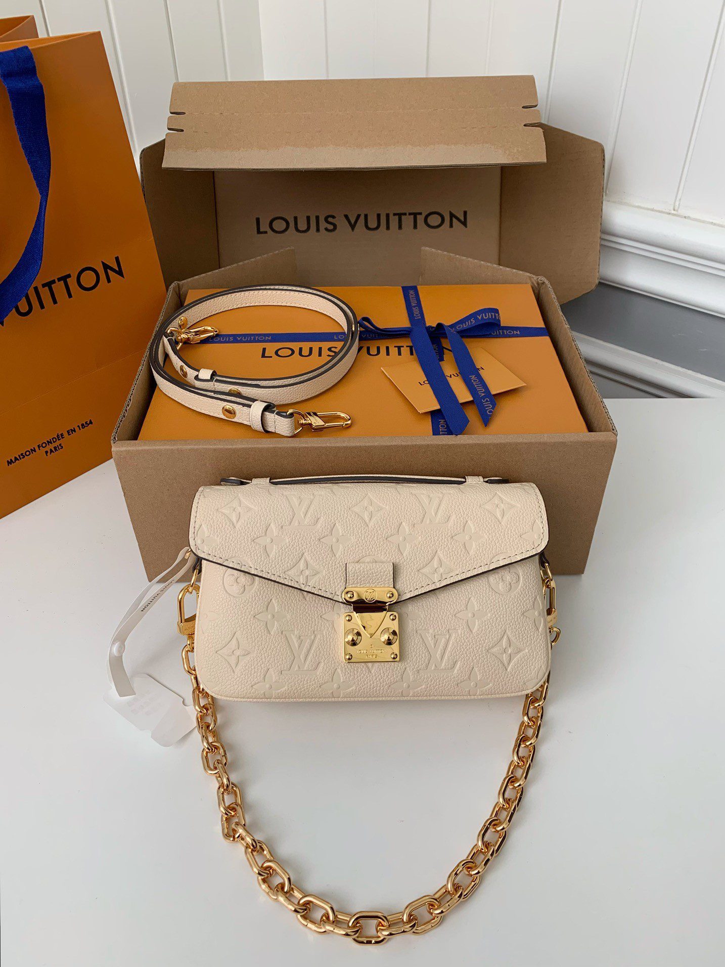 20230710042333168897741321161.jpg Louis Vuitton counter classic hot selling Pochette Mtis East West bag M22942, 21.5 * 13.5 * 6cm - Image 1