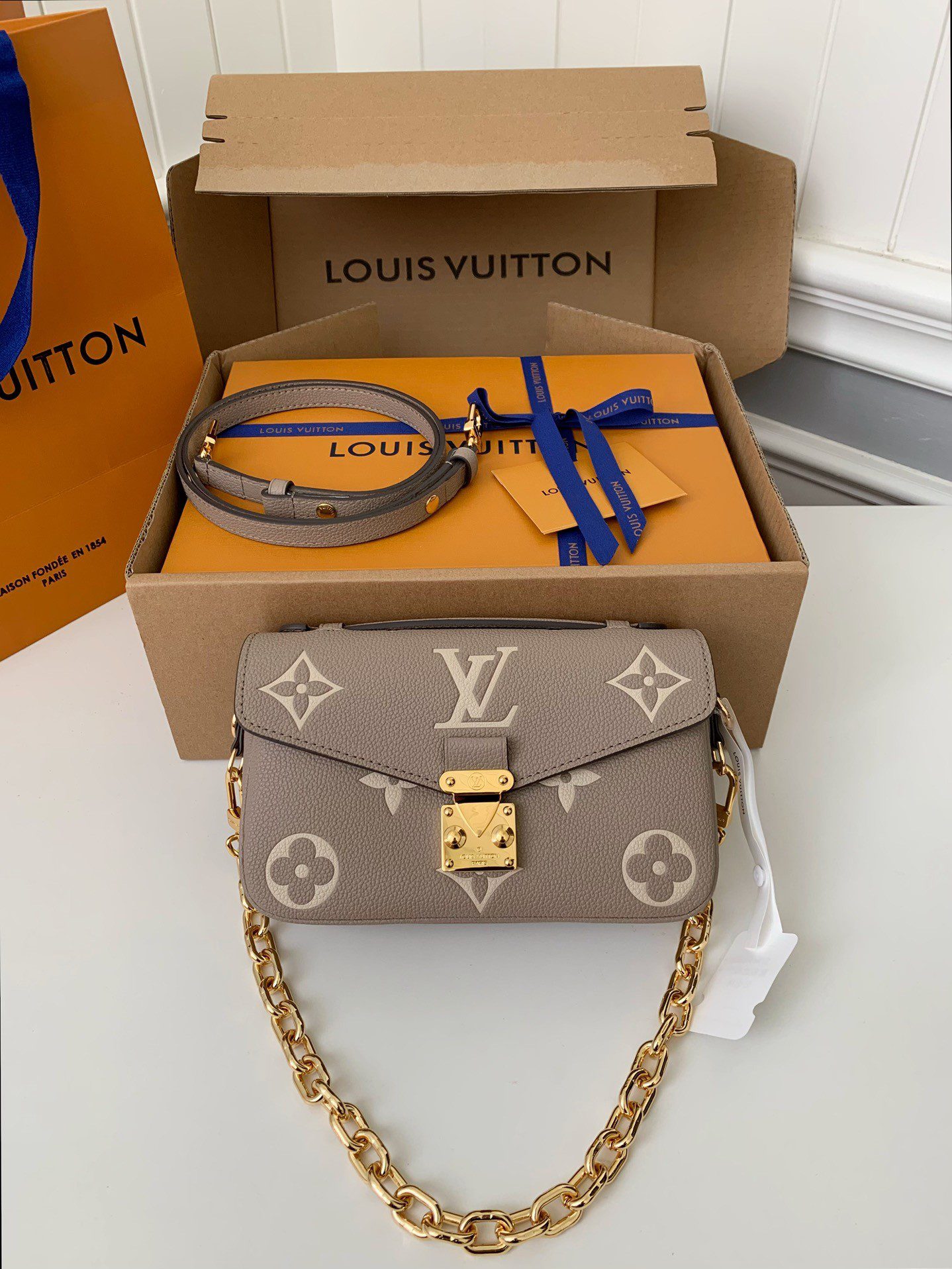 20230710043311168897799156577.jpg Louis Vuitton counter classic hot selling Pochette Mtis East West bag M23081, 21.5 * 13.5 * 6cm - Image 1