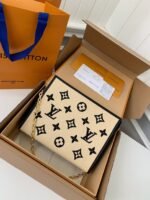Louis Vuitton's New Lafite Cotton Embroidered Toiletry Pouch Chain Bag M8252 Size: * * 5.5cm - Image 4