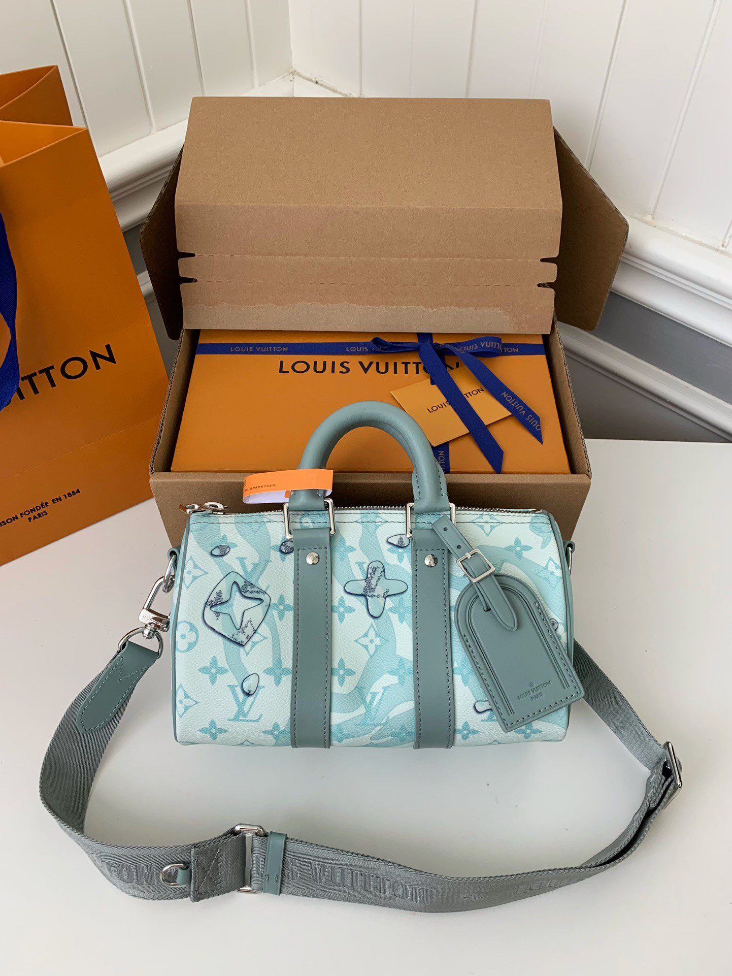 20230717123713168952543342323.jpg Louis Vuitton's seasonal new Keepall Bandouli??re handbag M22527??25*15*11cm - Image 1