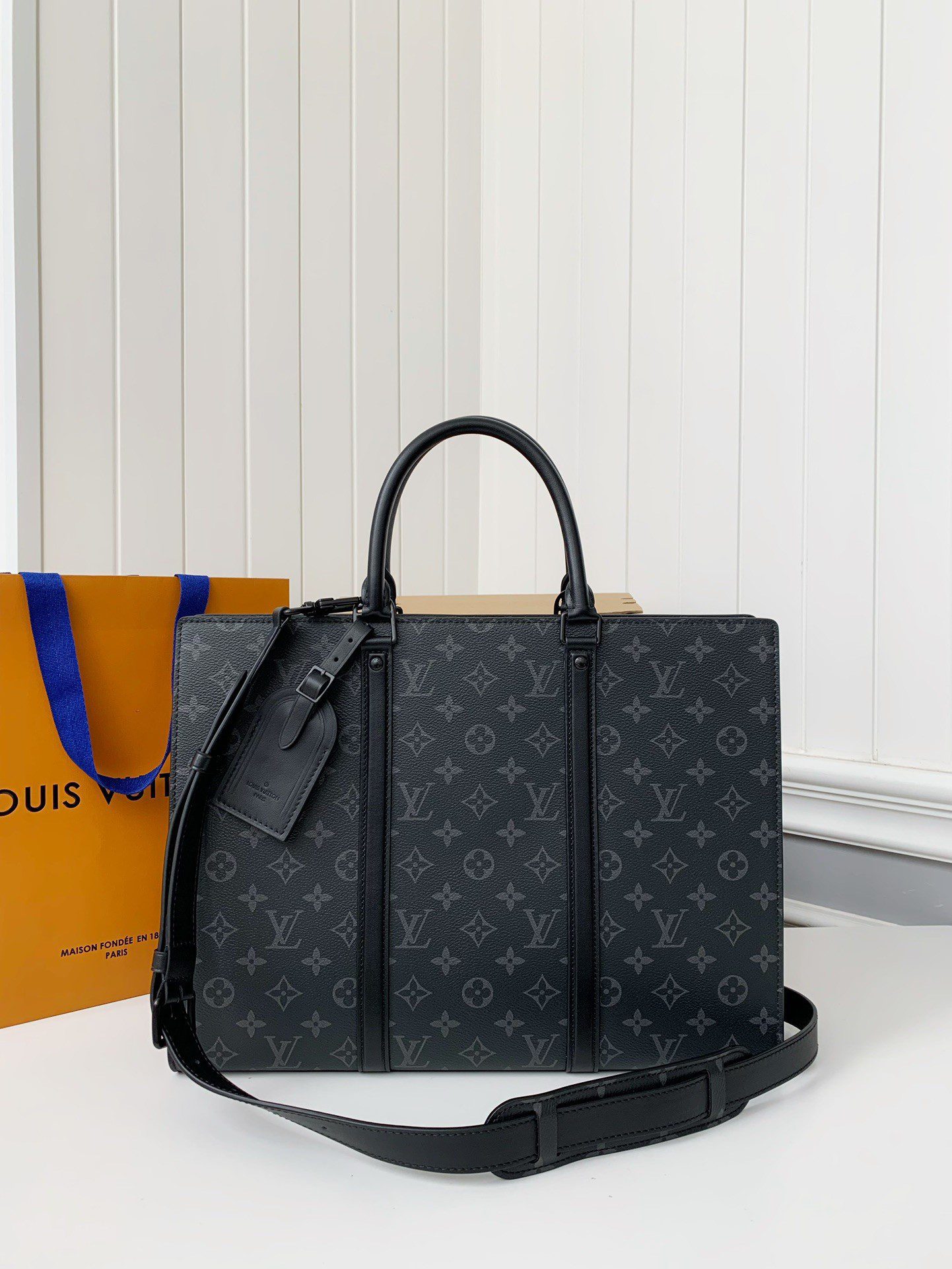 20240514022447171566788703147.jpg Louis Vuitton's new Sac Plat Horizontal Zipp?? men's black flower briefcase M4516 Size: 31*39*8.5cm - Image 1