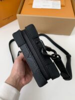 Louis Vuitton's new Sac Plat Horizontal Zipp?? men's black flower briefcase M8022 Size: 22.5*14*5cm - Image 6