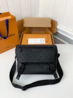 New Louis Vuitton VOYAGER small men's messenger bag M2512 Size: 33*22.5*11cm
