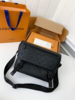 New Louis Vuitton VOYAGER small men's messenger bag M2512 Size: 33*22.5*11cm - Image 2