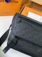 New Louis Vuitton VOYAGER small men's messenger bag M2512 Size: 33*22.5*11cm - Image 3