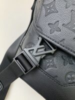 New Louis Vuitton VOYAGER small men's messenger bag M2512 Size: 33*22.5*11cm - Image 4