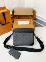 Louis Vuitton Trio New Men??s colour-matching postman bag M6944 Size: 25*18.5*7cm