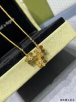 Van Cleef & Arpels Gold Trifoliate Clover Necklace - Image 2