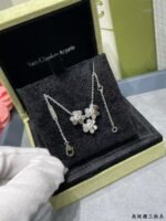 Van Cleef & Arpels Gold Trifoliate Clover Necklace - Image 6