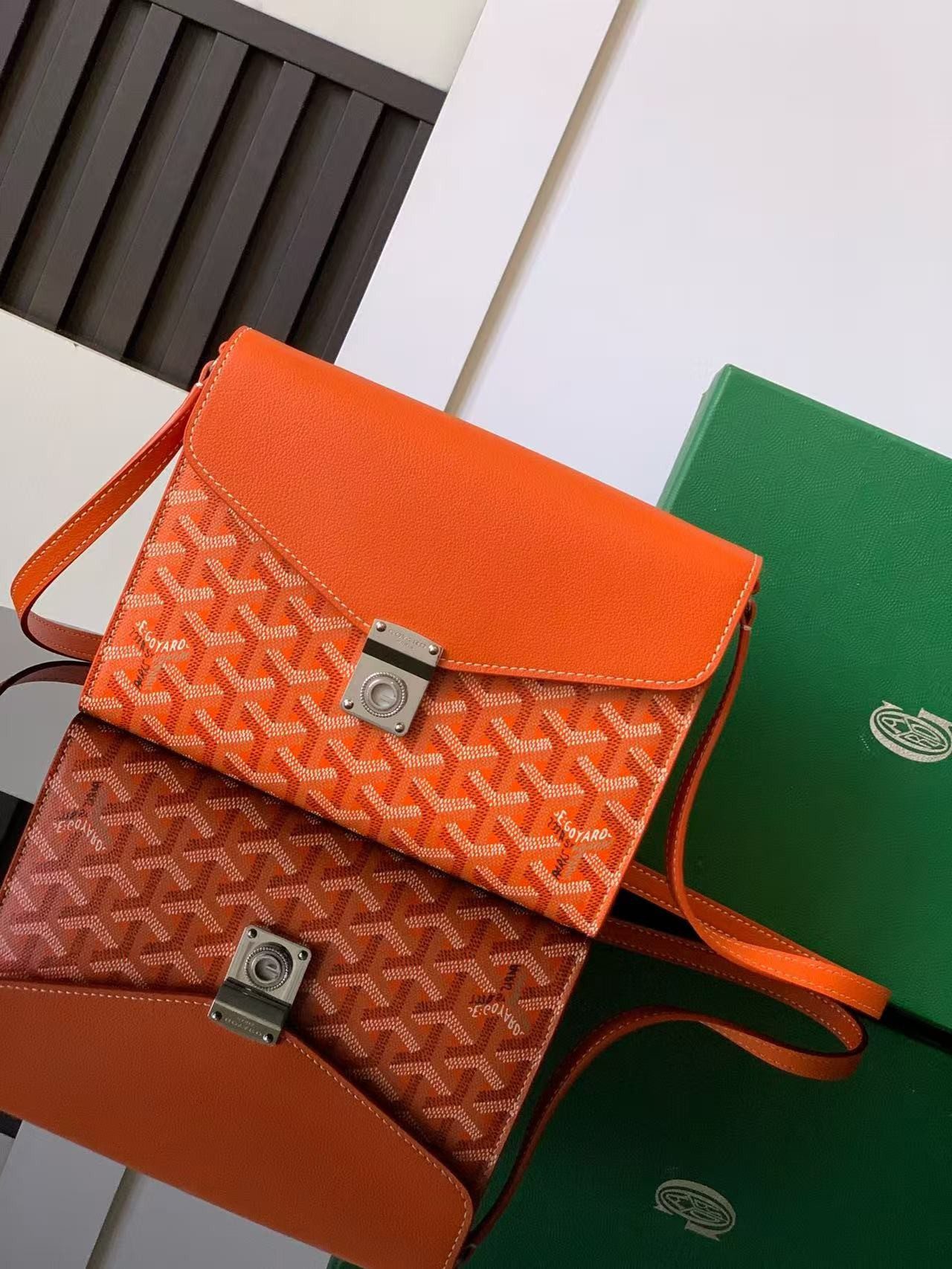 20250411072817174432769788383.jpg Goyard imported cowhide with canvas one-shoulder crossbody bag Size: 21*16*4cm - Image 1