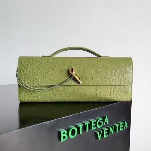 BOTTECA VENETA uses exquisite craftsmanship intreccio embossed imported cow leather evening clutch b