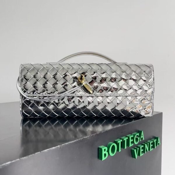 BOTTECA VENETA uses exquisite craftsmanship intreccio weaving imported lacquered cowhide leather eve