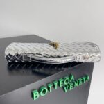 BOTTECA VENETA uses exquisite craftsmanship intreccio weaving imported lacquered cowhide leather eve - Image 4