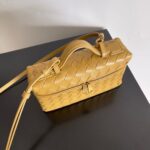 BOTTECA VENETA uses exquisite craftsmanship intreccio weaving imported sheepskin leather Crossbody t - Image 4