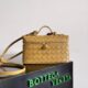 BOTTECA VENETA uses exquisite craftsmanship intreccio weaving imported sheepskin leather Crossbody t