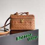 BOTTECA VENETA uses exquisite craftsmanship intreccio weaving imported sheepskin leather Crossbody t
