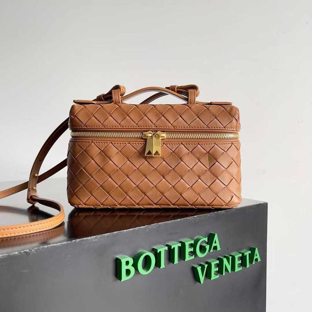 20250412084327174441860794110.jpg BOTTECA VENETA uses exquisite craftsmanship intreccio weaving imported sheepskin leather Crossbody t - Image 1