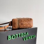 BOTTECA VENETA uses exquisite craftsmanship intreccio weaving imported sheepskin leather Crossbody t - Image 3
