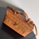 BOTTECA VENETA uses exquisite craftsmanship intreccio weaving imported sheepskin leather Crossbody t - Image 5