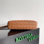 BOTTECA VENETA uses exquisite craftsmanship intreccio weaving imported sheepskin leather Crossbody t - Image 4