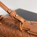 BOTTECA VENETA uses exquisite craftsmanship intreccio weaving imported sheepskin leather Crossbody t - Image 6