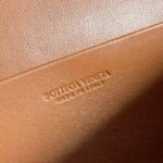 BOTTECA VENETA uses exquisite craftsmanship intreccio weaving imported sheepskin leather Crossbody t - Image 9