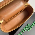 BOTTECA VENETA uses exquisite craftsmanship intreccio weaving imported sheepskin leather Crossbody t - Image 8