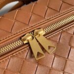 BOTTECA VENETA uses exquisite craftsmanship intreccio weaving imported sheepskin leather Crossbody t - Image 7