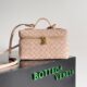 BOTTECA VENETA uses exquisite craftsmanship intreccio weaving imported sheepskin leather Crossbody t