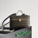 BOTTECA VENETA uses exquisite craftsmanship intreccio weaving imported sheepskin leather Crossbody t