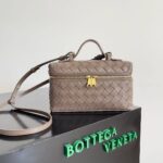 BOTTECA VENETA uses exquisite craftsmanship intreccio weaving imported sheepskin leather Crossbody t