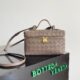 BOTTECA VENETA uses exquisite craftsmanship intreccio weaving imported sheepskin leather Crossbody t