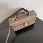 BOTTECA VENETA uses exquisite craftsmanship intreccio weaving imported sheepskin leather Crossbody t - Image 5