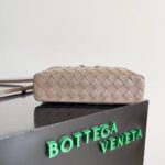 BOTTECA VENETA uses exquisite craftsmanship intreccio weaving imported sheepskin leather Crossbody t - Image 4