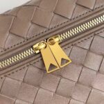 BOTTECA VENETA uses exquisite craftsmanship intreccio weaving imported sheepskin leather Crossbody t - Image 7