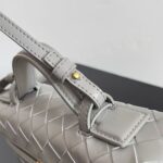 BOTTECA VENETA uses exquisite craftsmanship intreccio weaving imported sheepskin leather Crossbody t - Image 6