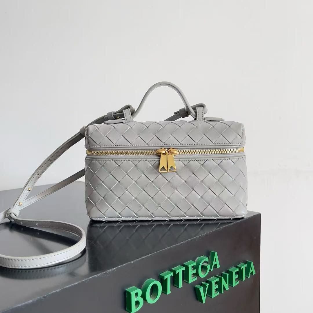 20250413013914174447955415529.jpg BOTTECA VENETA uses exquisite craftsmanship intreccio weaving imported sheepskin leather Crossbody t - Image 1