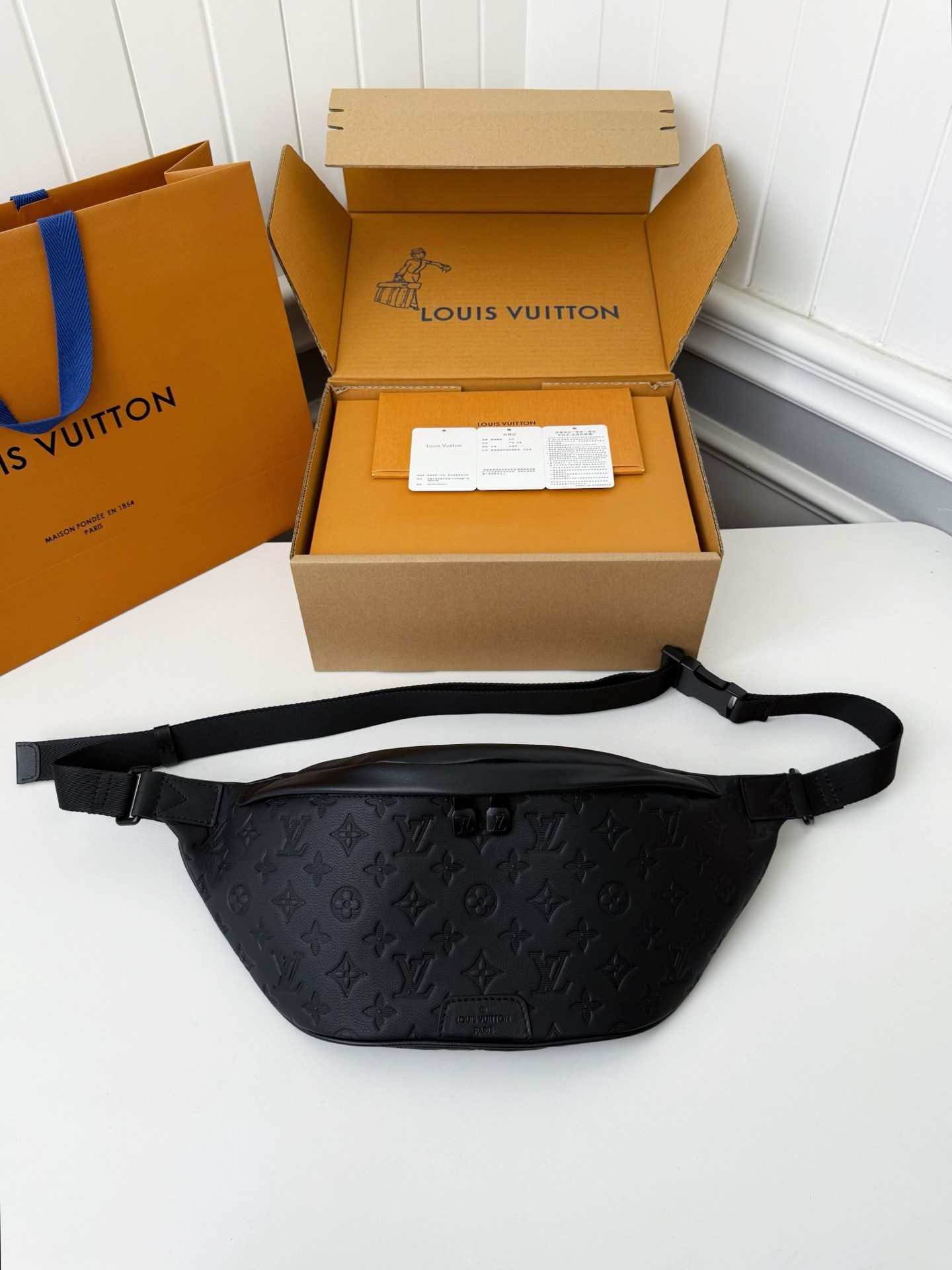 20250424034624174548078424447.jpg LV DISCOVERY FULL LEATHER CHEST BAG M4438 Size: 7*20*9cm - Image 1