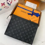 Louis Vuitton Men's POCHETTE VOYAGE Black Flower Handbag M61692, 27 * 21 * 6cm - Image 4