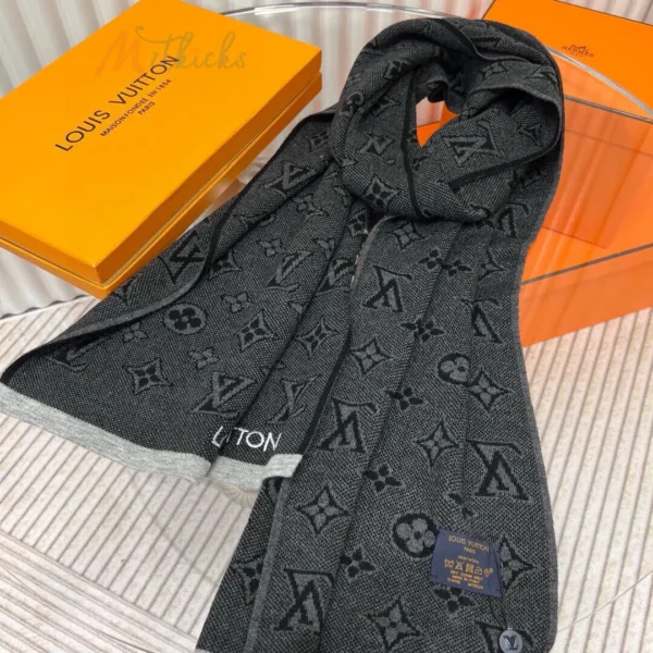 L*uis V*itton Monogram Classic Scarf